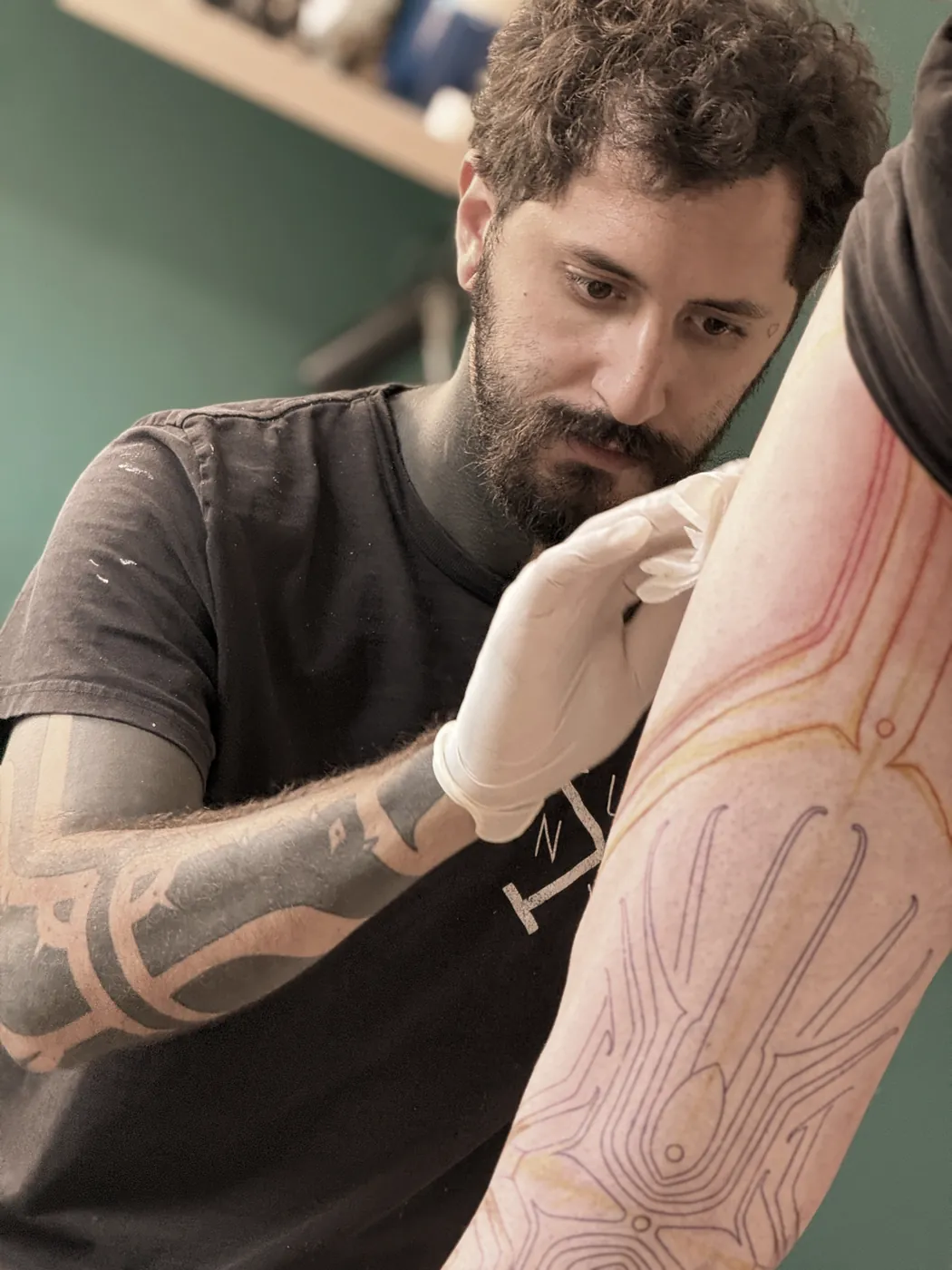 ברק סבג מקעקע זרוע בסטודיו Blackrock Tattoo