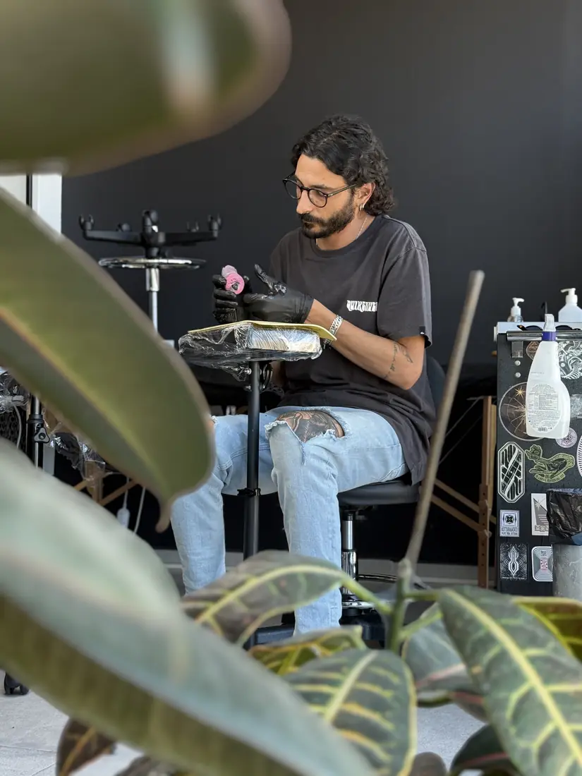 עמדת עבודה בסטודיו מוקפת צמחים