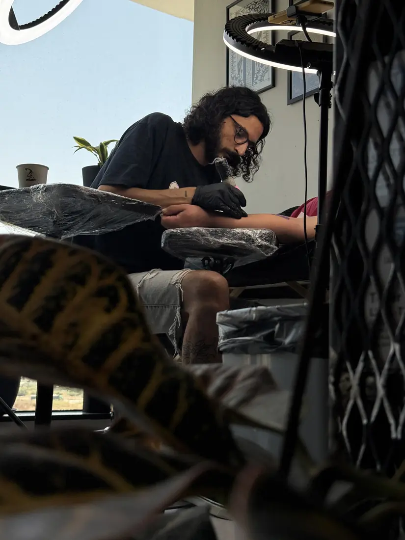תלמיד עובד בעמדה ליד החלון