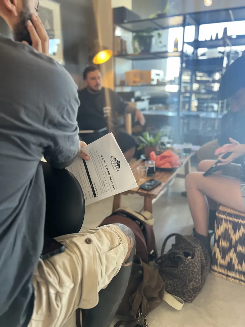 מפגש לימוד תיאורטי בסטודיו, תלמידים יושבים במעגל
