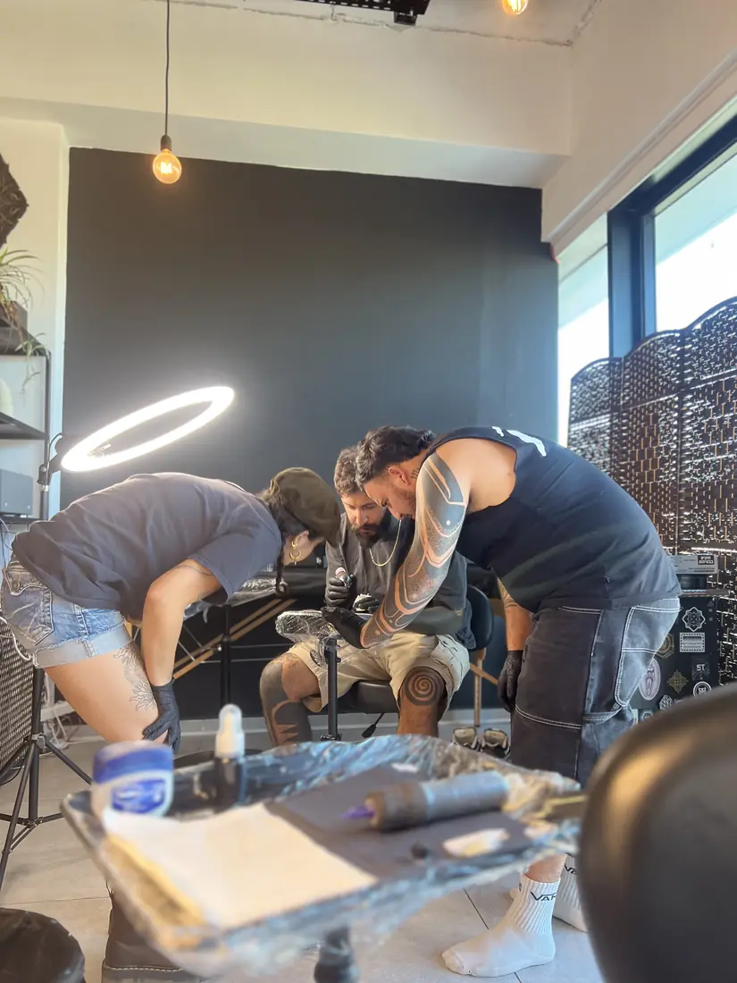 הדגמה של קעקוע מול קבוצת התלמידים